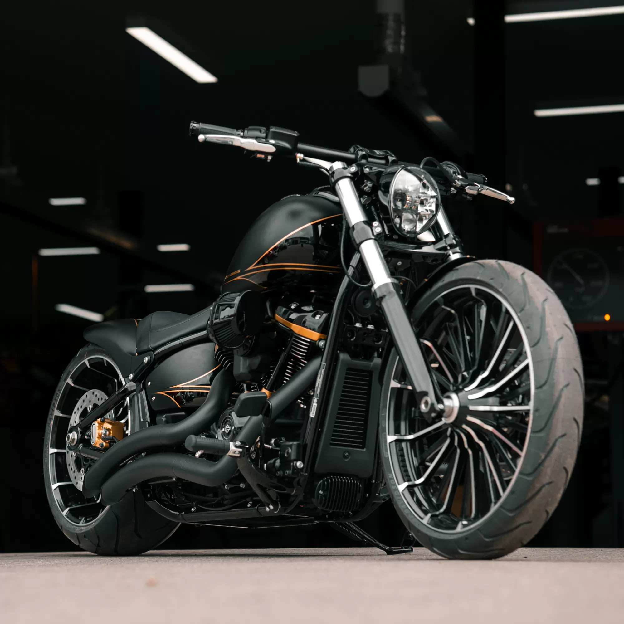 LIND x Stockwell Design Midnight Series Custom Harley-Davidson Breakout 117 2024